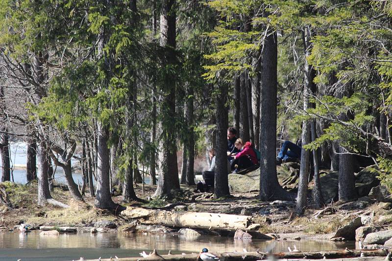 Černé jezero. (roušky si turisté nasazovali jakmile se blížili k ostatním).