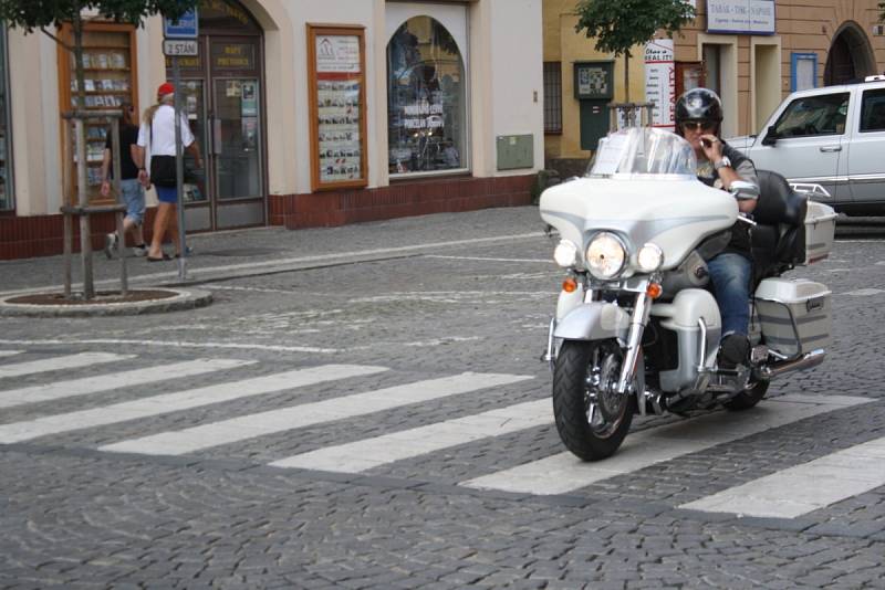 Start prvního ročníku vyjížďky 500 mil Bohemia za účasti 130 jezdců na Harley - Davidson a Buell