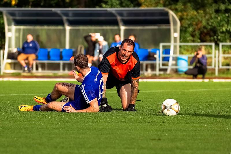 Fotbalisté TJ Sušice (na archivním snímku hráči v modrých dresech) prohráli se Smíchovem, nováčkem krajské I. A třídy z Plzně, 1:2.