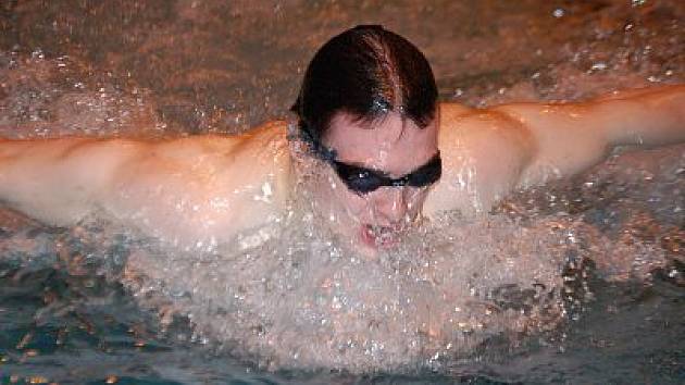 Klatovský plavec Lukáš Lindner si na republikovém šampionátu v pardubických vodách na padesátce volným způsobem  časem 25,50 vteřin vyplaval v těžké konkurenci našich nejlepších borců velmi  pěkné sedmnácté místo.