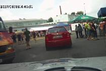 Dramatická honička v Klatovech: Řidič ujížděl i přes pivní slavnosti, ohrozil řadu lidí