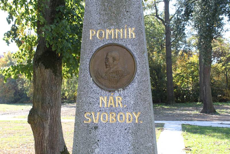 Pomník národní svobody s podobiznou T. G. Masaryka v Měcholupech