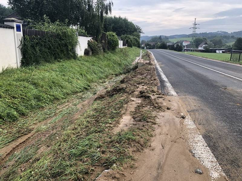 Z polí se valila řeka, ženy stavěly zábrany