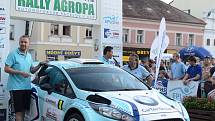 Posádky při předstartovní show a na tratích Rally Agropa