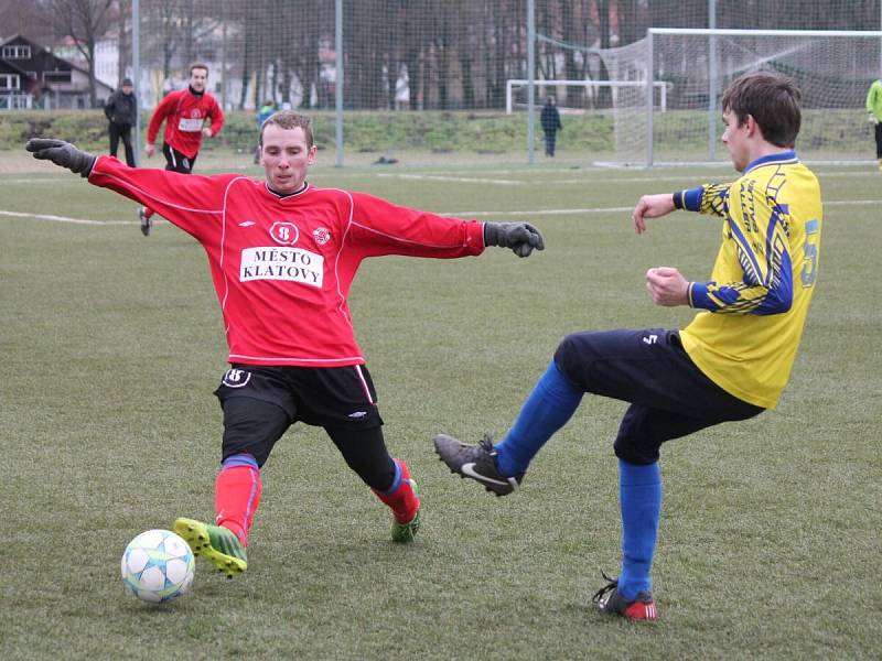 Zimní turnaj mužů v Sušici: Sušice (ve žlutém) - Klatovy 4:1.