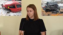 Tereza Kaňková, obžalovaná z usmrcení z nedbalosti a těžkého ublížení na zdraví z nedbalosti, u klatovského soudu. Na malých snímcích automobily po nehodě.