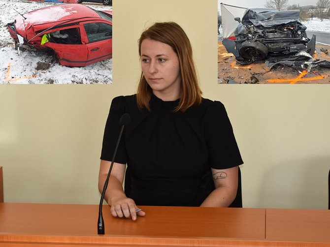 Tereza Kaňková, obžalovaná z usmrcení z nedbalosti a těžkého ublížení na zdraví z nedbalosti, u klatovského soudu. Na malých snímcích automobily po nehodě.