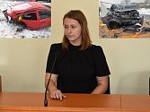 Tereza Kaňková, obžalovaná z usmrcení z nedbalosti a těžkého ublížení na zdraví z nedbalosti, u klatovského soudu. Na malých snímcích automobily po nehodě.