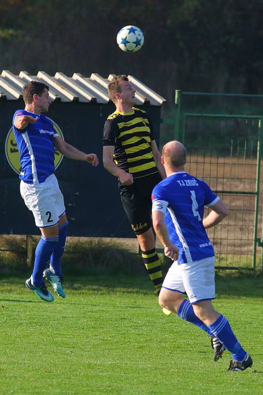 Fotbalisté Zruče (modří) doma udolali Chotíkov gólem v nastavení.