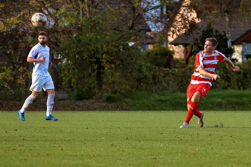 10. kolo okresního přeboru: TJ Sušice B (na snímku fotbalisté v bílých dresech) - FC Švihov 2:2 (1:1).