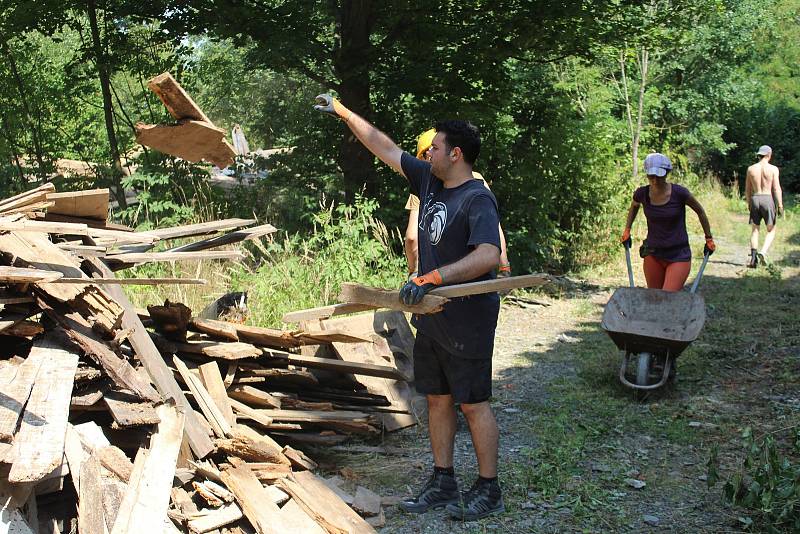 Dobrovolníci z různých zemí pomáhají ve Veselí na Klatovsku zachránit chátrající zámek.