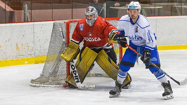 2. liga, skupina západ (nadstavba B, 3. kolo): SHC Klatovy (na snímku hráči v červených dresech) - HC Benátky nad Jizerou 5:4 po prodloužení.