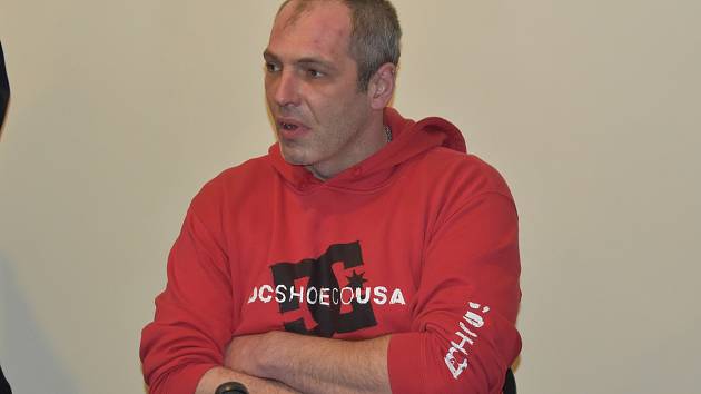 Miroslav Zámiška (34) ze Sušice u soudu v Klatovech.