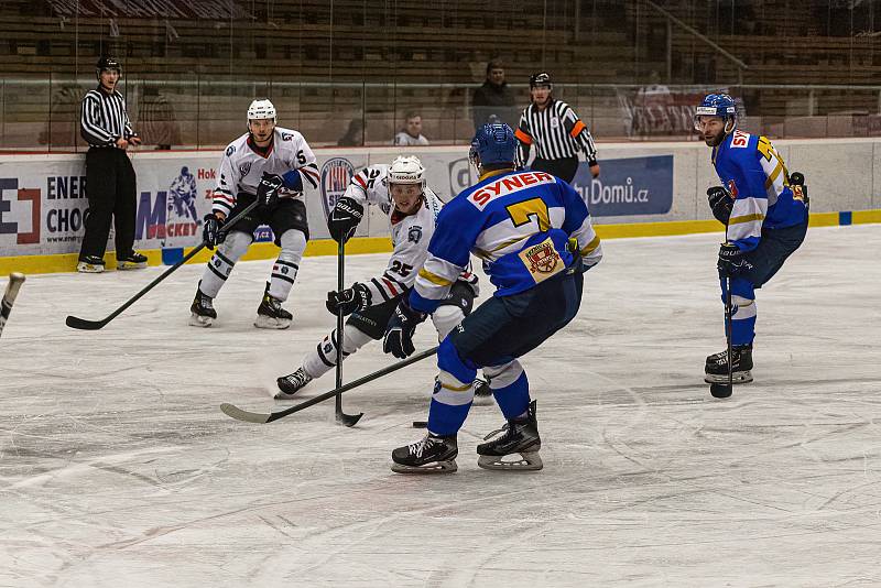 2. liga, skupina Západ (3. kolo): SHC Klatovy (na snímku hokejisté v bílých dresech) - HC Řisuty 6:3 (3:0, 1:1, 2:3).