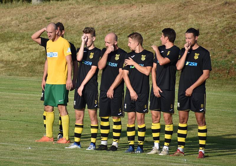 1. kolo krajského přeboru 2022/2023: TJ START Tlumačov (žlutí) - TJ Sokol Lhota (hráči v černých dresech) 4:0 (2:0).