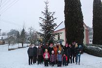 Předání ceny za vítězství v anketě o nejhezčí vánoční strom Klatovska v Kozí.