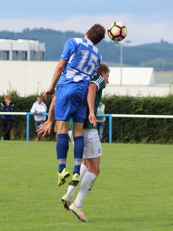 Fotbalisté FK Okula Nýrsko (na archivním snímku hráči v modrobílých dresech) doma porazili Bolevec, kouče ale zklamala předvedená hra.