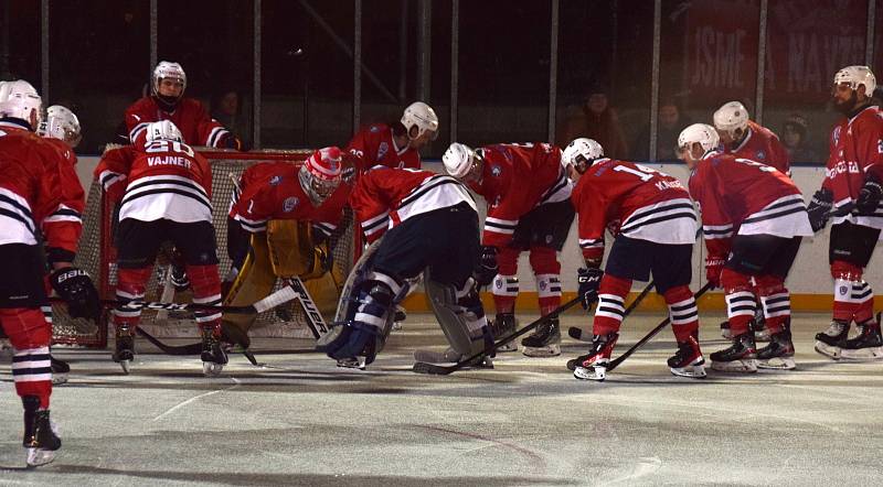 2. liga, skupina západ (nadstavba B, 6. kolo - Winter Classic): SHC Klatovy (hokejisté v červených dresech) vs. HC Stadion Cheb.