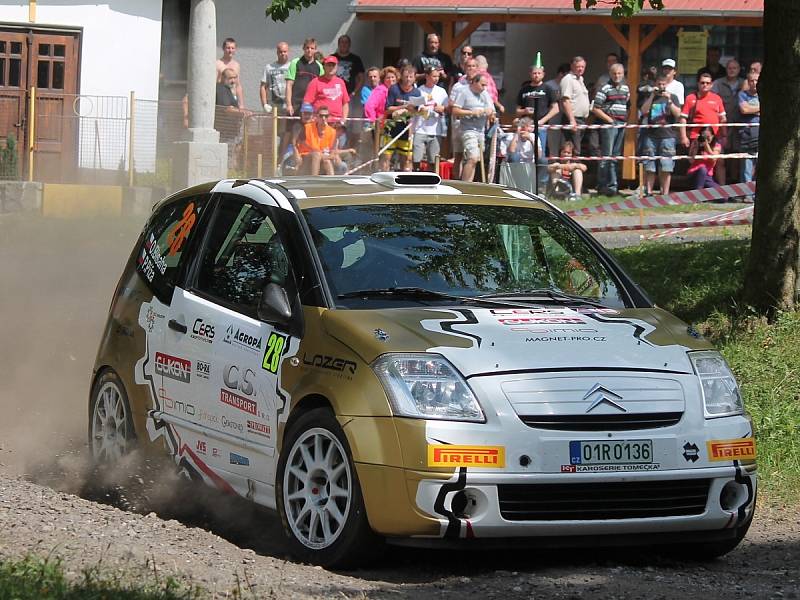 Posádky při předstartovní show a na tratích Rally Agropa