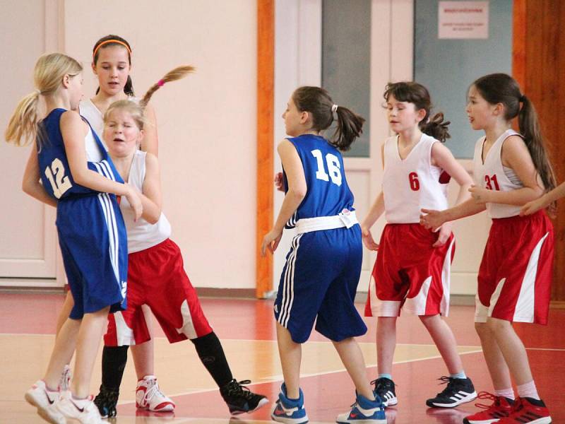 Nejmladší minižákyně U11 - kvalifikace o národní finále: BK Klatovy (bílé dresy) - BK Lokomotiva Karlovy Vary 58:14