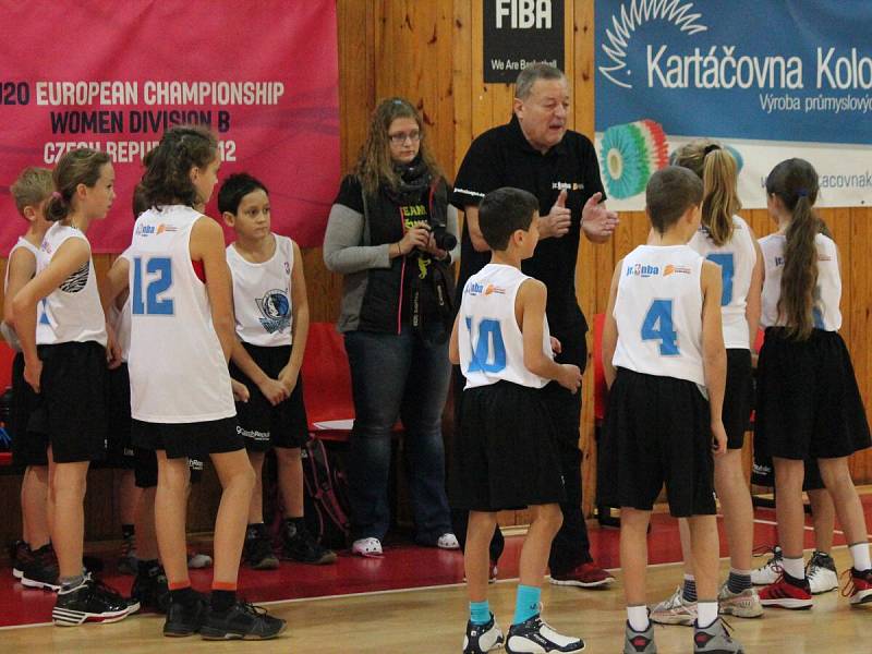 Junior NBA League 2016: Houston Rockets (ZŠ Klatovy, Plánická ul, červené dresy) - Dallas Mavericks (ZŠ Švihov) 24:27 