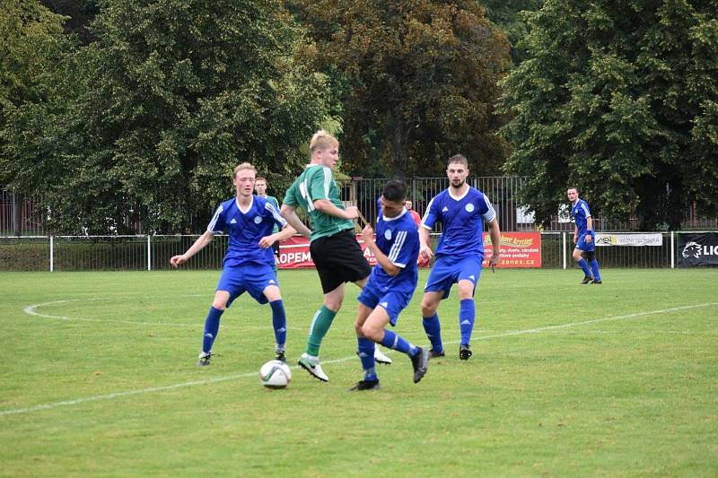 Fotbalisté TJ Sušice (na archivním snímku hráči v modrých dresech) deklasovali na domácím trávníku Bělou nad Radbuzou 6:2.