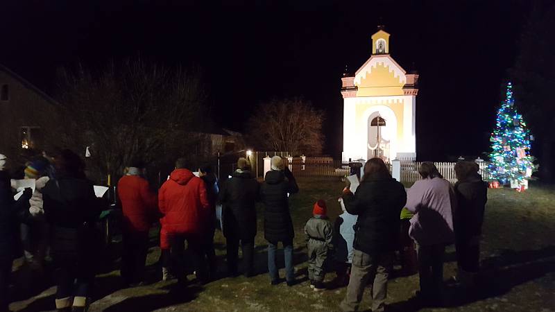 Koledy se zpívaly i v Anníně, kde se sešlo přibližně 50 lidí. Kromě obyvatel Annína dorazili lidé z Dlouhé Vsi, Sušice nebo Hartmanic.