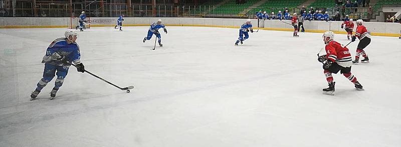 23. kolo 2. ligy, skupina Jih: Stadion Cheb - SHC Klatovy (červení) 5:3.