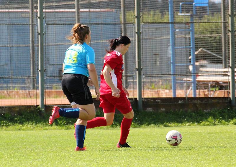 1. kolo divize C ženy: TJ Calofrig Borovany – SK Klatovy 1898 (na snímku fotbalistky v červených dresech) 2:7