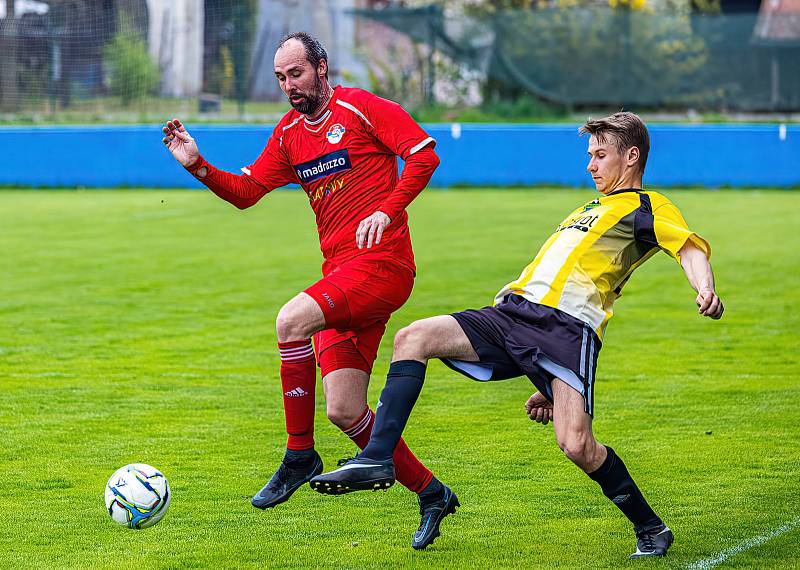 Fotbalisté FK Horažďovice (na archivním snímku hráči ve žlutých dresech) otočili nedělní domácí zápas se soupeřem z Bolešin.