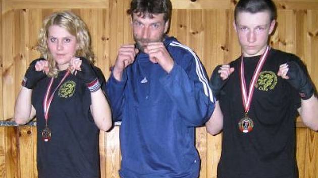 Fighteři CHB Gym Klatovy Tereza Martínková a Václav Pytel vybojovali třetí místa na mezinárodním klání v Rakousku. Na snímku jsou s koučem Romanem Brandnerem.  