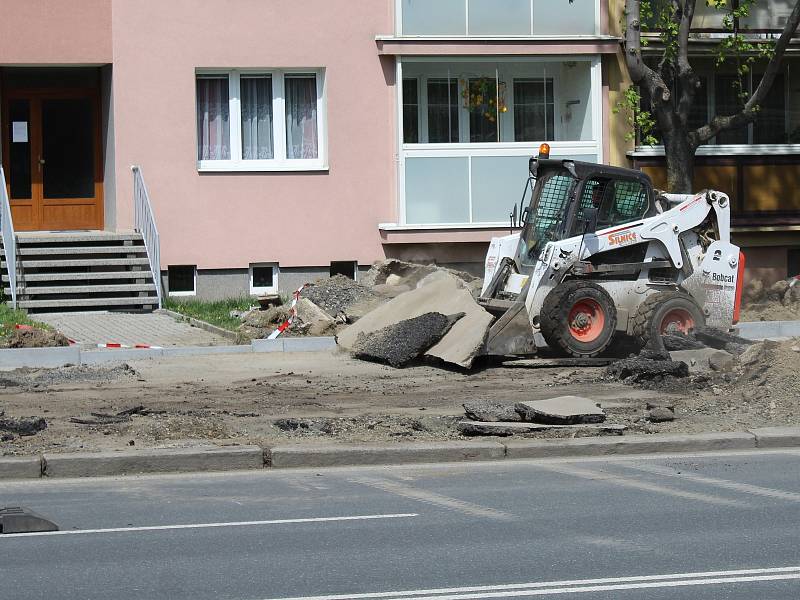 Opravy chodníků v Plzeňské ulici v Klatovech.