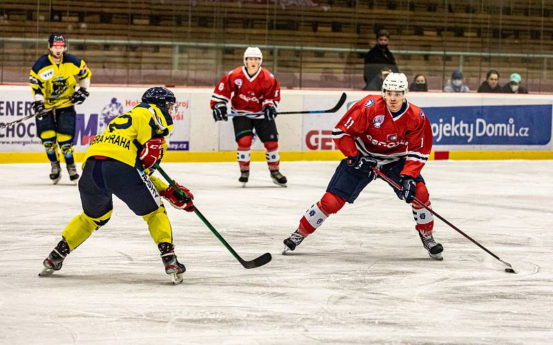 Hokejisté SHC Klatovy (na archivním snímku hráči v červených dresech) porazili na zimním stadionu ve Slaném domácí Buldoky z Řisut 5:4.