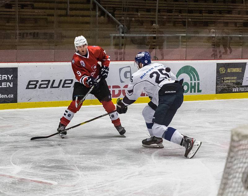 Hokejisté Klatov (v červeném) vyhráli v Táboře 6:4.