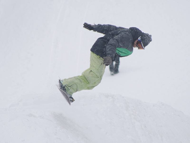 Na Špičáku bylo o víkendu živo. Otevřeli tam i snowpark.