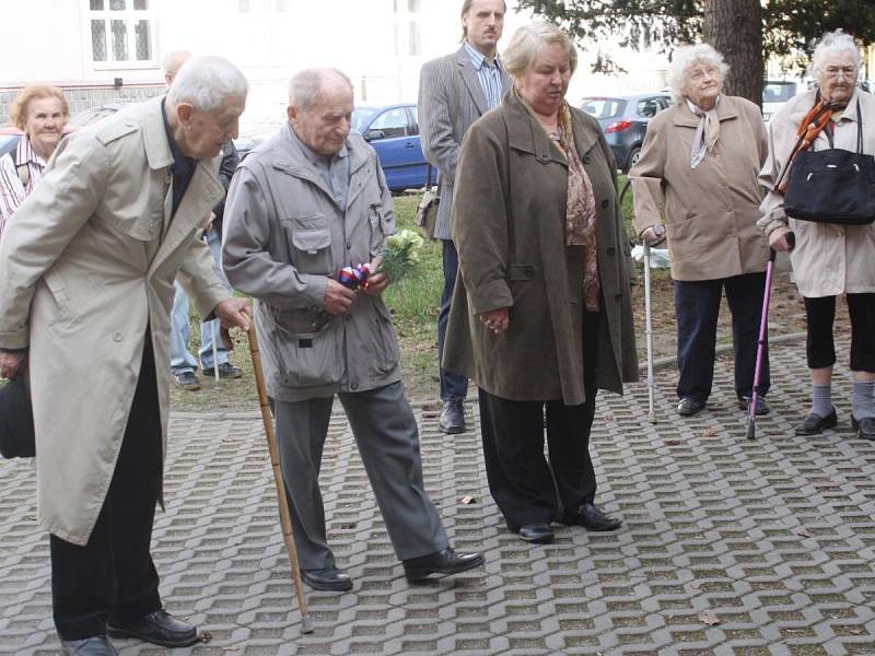 Odhalení pamětní desky v Klatovech na budově soudu