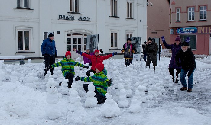 Sněhuláci na nýrském náměstí.