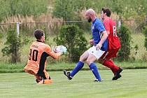 Krajský přebor, 2. kolo: TJ Sokol Plzeň-Černice (modří) - FK Okula Nýrsko (na snímku fotbalisté v červených dresech) 1:2.