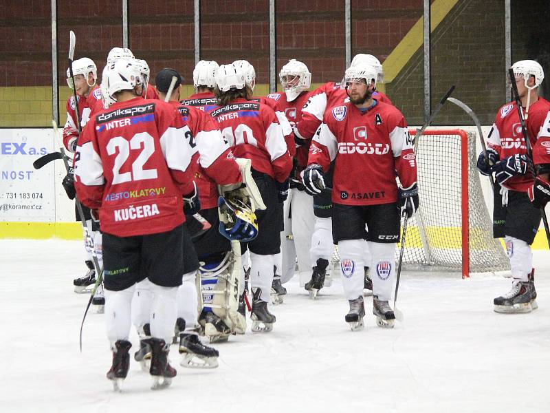 Hokejisté SHC Klatovy (červené dresy) porazili doma v přípravě HC David Servis 4:2.