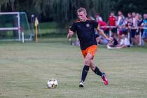 Fotbalisté FC Švihov (na archivním snímku hráči v černo-oranžových dresech) vyhráli na hřišti Strážova těsně 3:2. V nastavení rozhodl Toman.