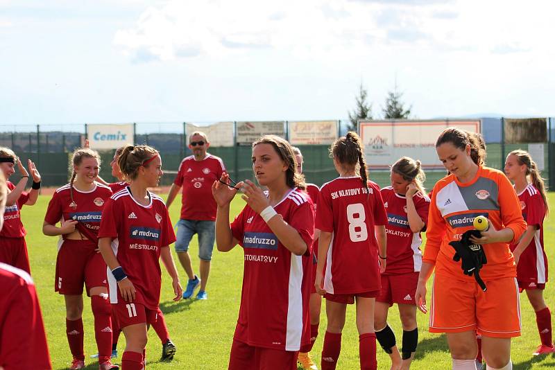 Na podzim fotbalistky SK Klatovy 1898 (červené dresy) porazily Borovany (modré dresy) 7:2. A uspěly i v nedělní odvetě, tentokrát 9:1.