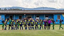 IV. třída, skupina A: SK Kovodružstvo Strážov B (černo-zelení) - Sokol Neznašovy (modré dresy) 1:3.