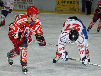 Klatovští junioři (bílé dresy) podlehli  1:9  v dalším  utkání hokejové  ligy favorizovaným hostům z Hradce Králové