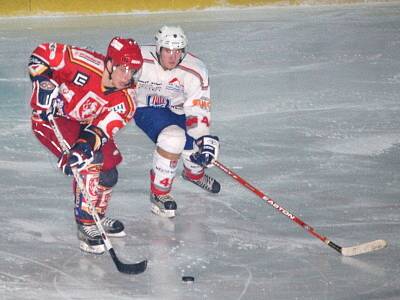 Klatovští junioři (bílé dresy) podlehli  1:9  v dalším  utkání hokejové  ligy favorizovaným hostům z Hradce Králové