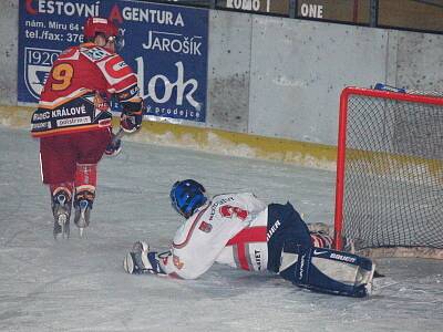 Klatovští junioři (bílé dresy) podlehli  1:9  v dalším  utkání hokejové  ligy favorizovaným hostům z Hradce Králové