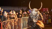 Krampusové v Klatovech - největší pekelná show na západě Čech se odehrála v sobotu 3. prosince večer. Desítky hrůzu nahánějících čertisek původem z rakouských Alp děsily malé i některé větší návštěvníky, kterých se sešlo opravdu mnoho.