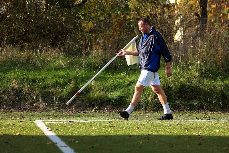 Fotbalisté TJ Sušice B (na archivním snímku fotbalisté v bílých dresech) zvítězili na hřišti Janovice 6:3 a přezimují na pátém místě.