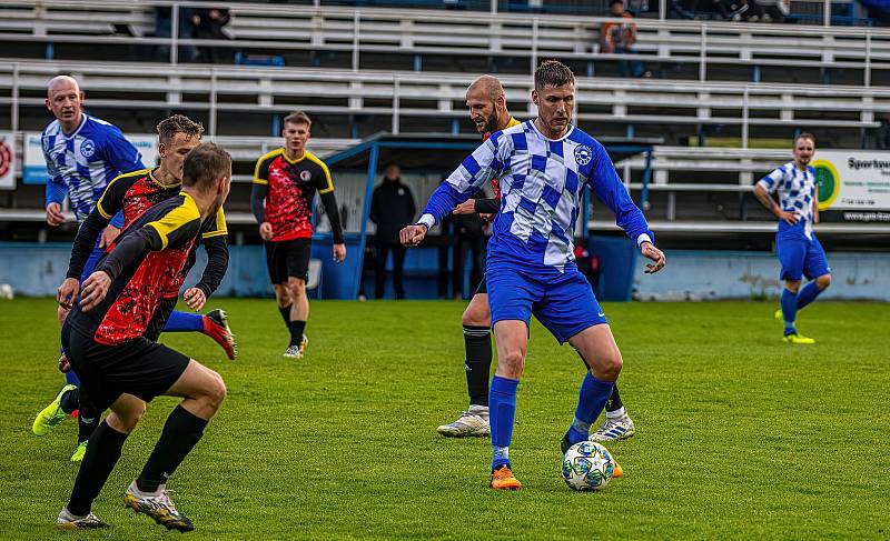 Fotbalisté FK Okula Nýrsko (na archivním snímku hráči v modrobílých dresech) skončili v letošní sezoně krajského přeboru na druhém místě.