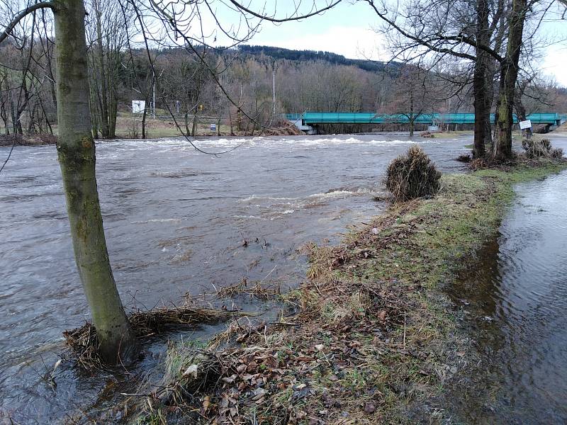 Rozvodněná Otava se v Sušici u bývalého PDA vylévá z břehů.