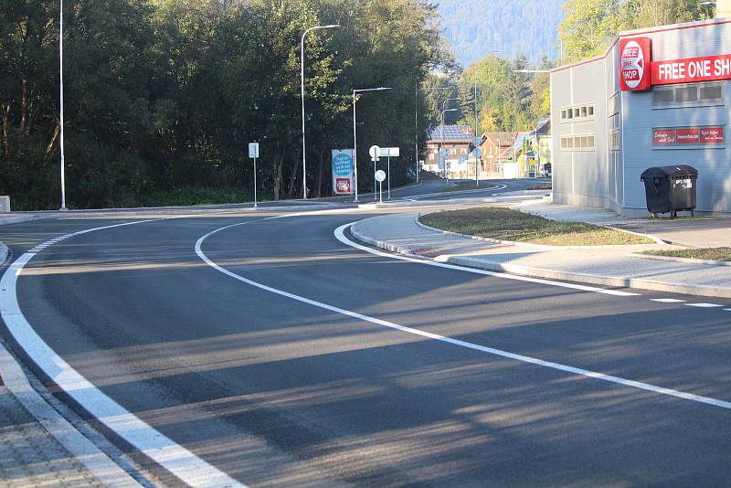 Nová silnice a kruhový objezd v Alžbětíně.